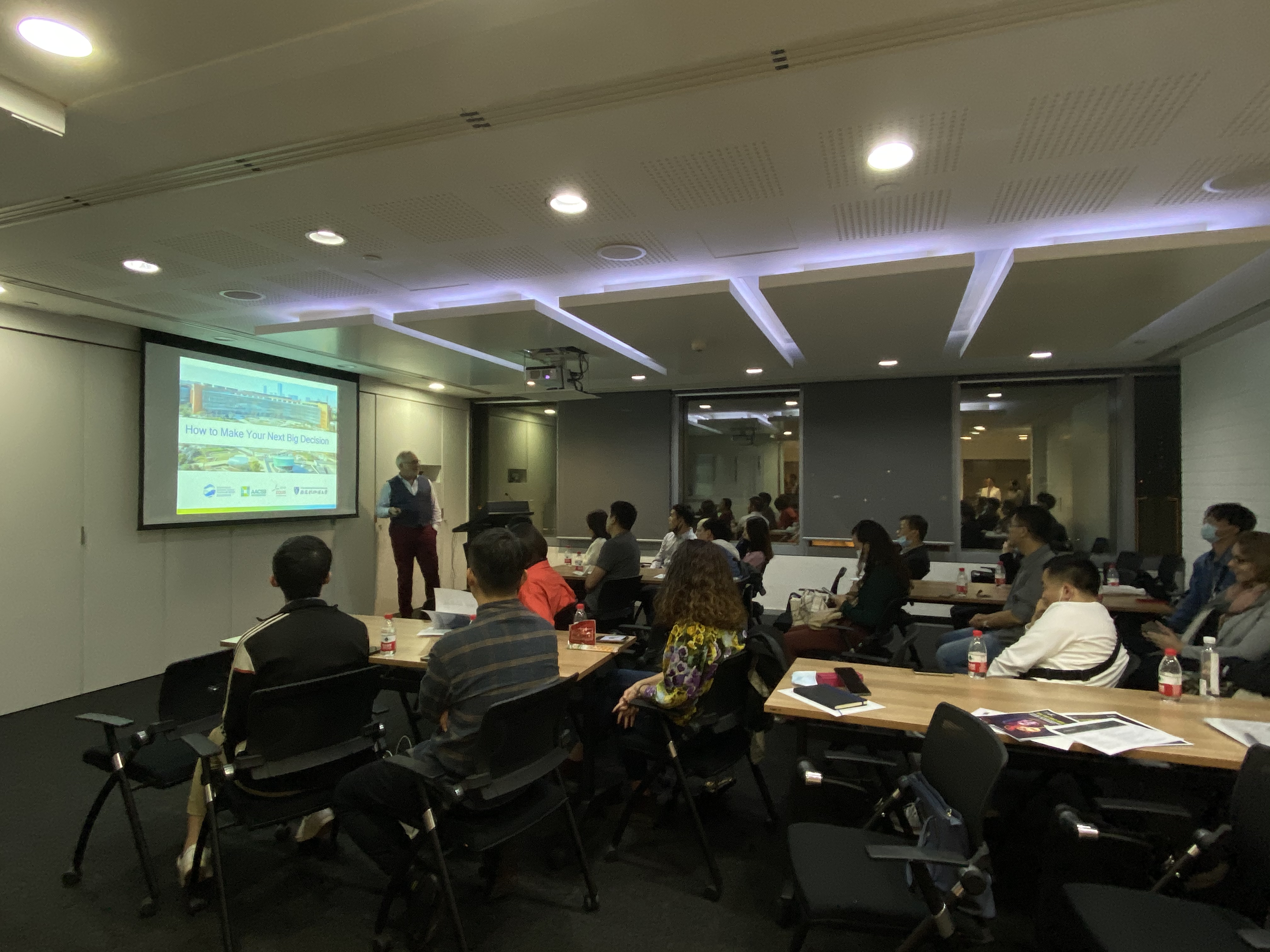 An open lecture focusing on effective decision-making