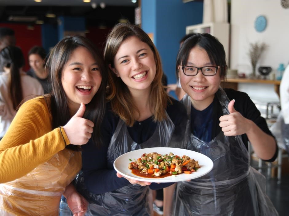 Chinese language students learn to make Kung Pao Chicken