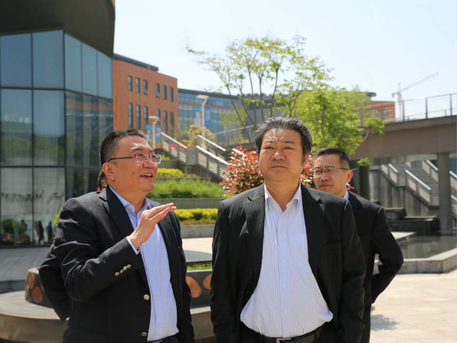 苏州副市长曹后灵赴西浦调研 参观国际化校园