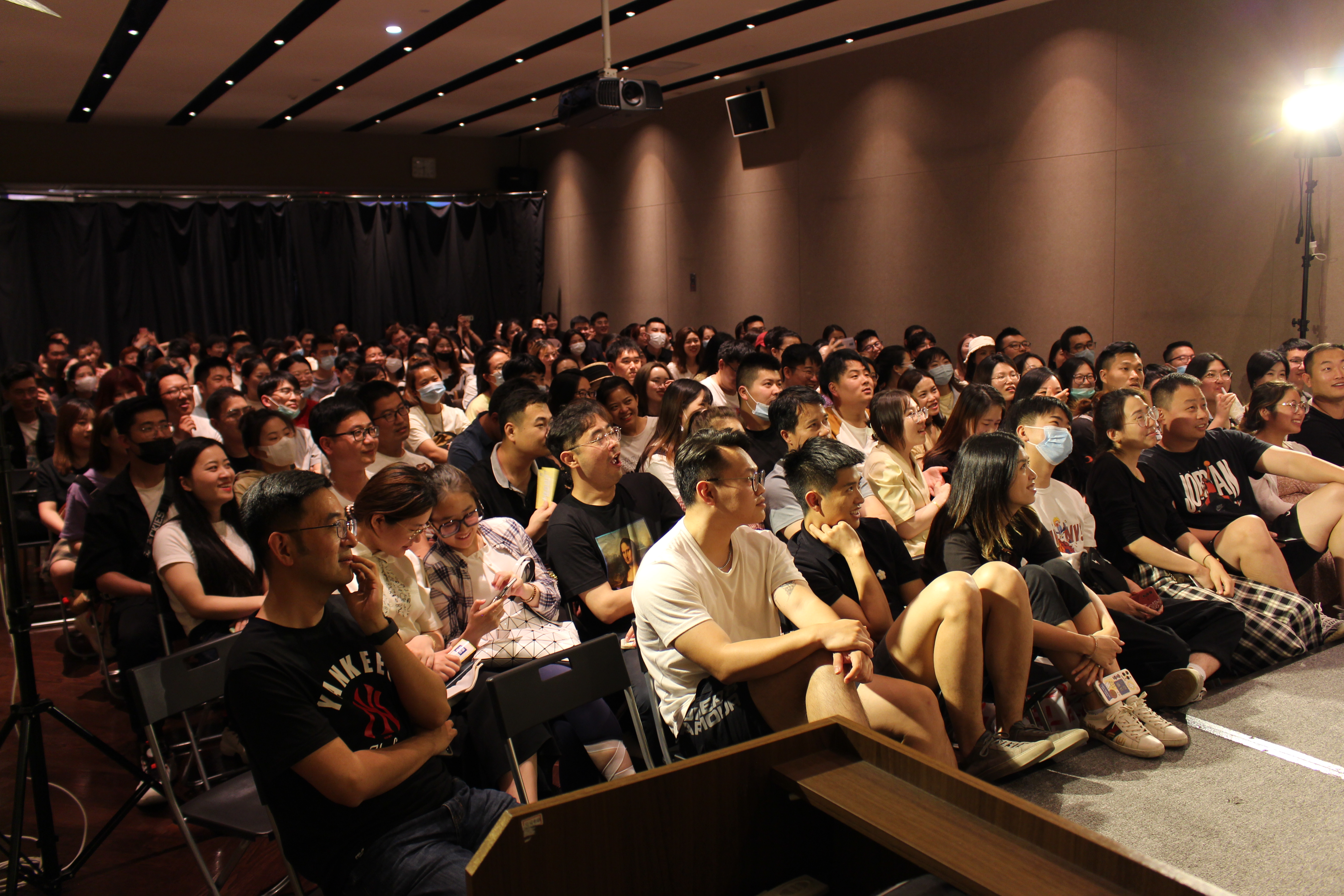 《Stand up, Stand out》,人文社科学生脱口秀纪录片入围BAYFEST女性短片创作展映计划