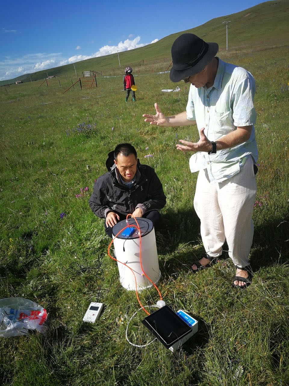 The research team conducting experiments on the Qinghai-Tibetan Plateau 