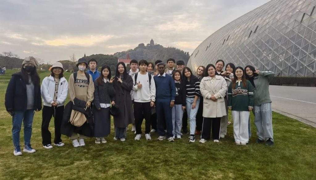 生物科学专业大二学生参观上海自然博物馆和辰山植物园