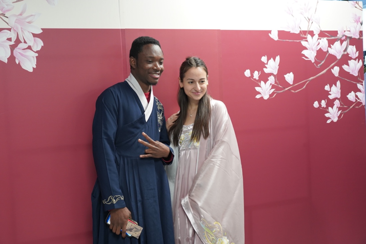 Poetry, printmaking and more draw international students to event at XJTLU