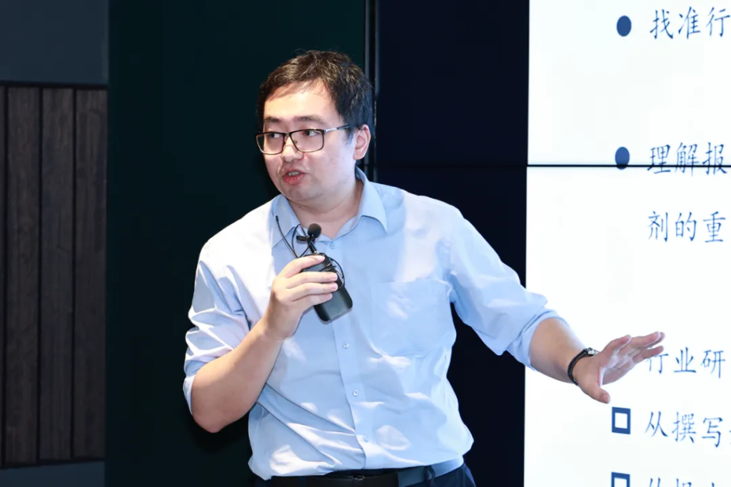 李祎晗博士获邀为2024-25赛季CFA协会投资分析挑战赛作培训讲座