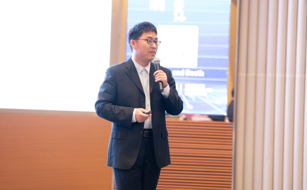 当科学家开始玩“数据炼金术”：他把几百份Word炼成“高维宇宙”