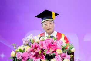 从西浦出发，穿越混沌，走出精彩——2025年7月西交利物浦大学毕业典礼执行校长致辞