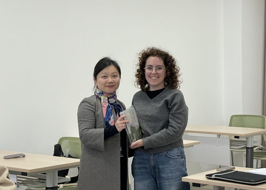 从英雄联盟到金庸武侠:这位获奖教师用跨界课堂帮学生找到“知识线头”