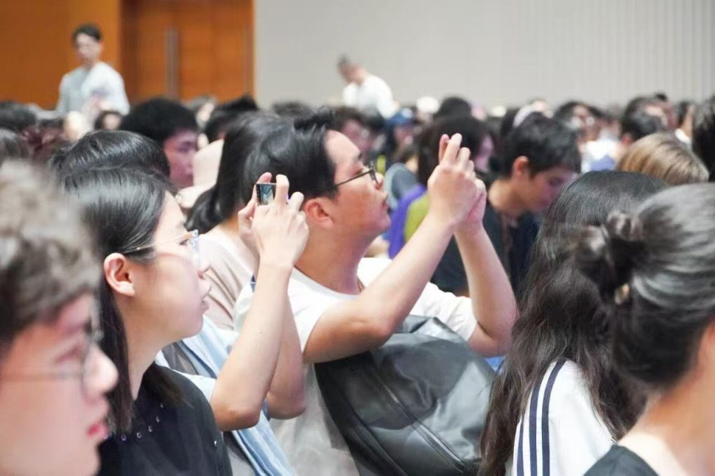 西浦举办2025级硕士研究生新生入学教育,聚焦AI时代人才培养