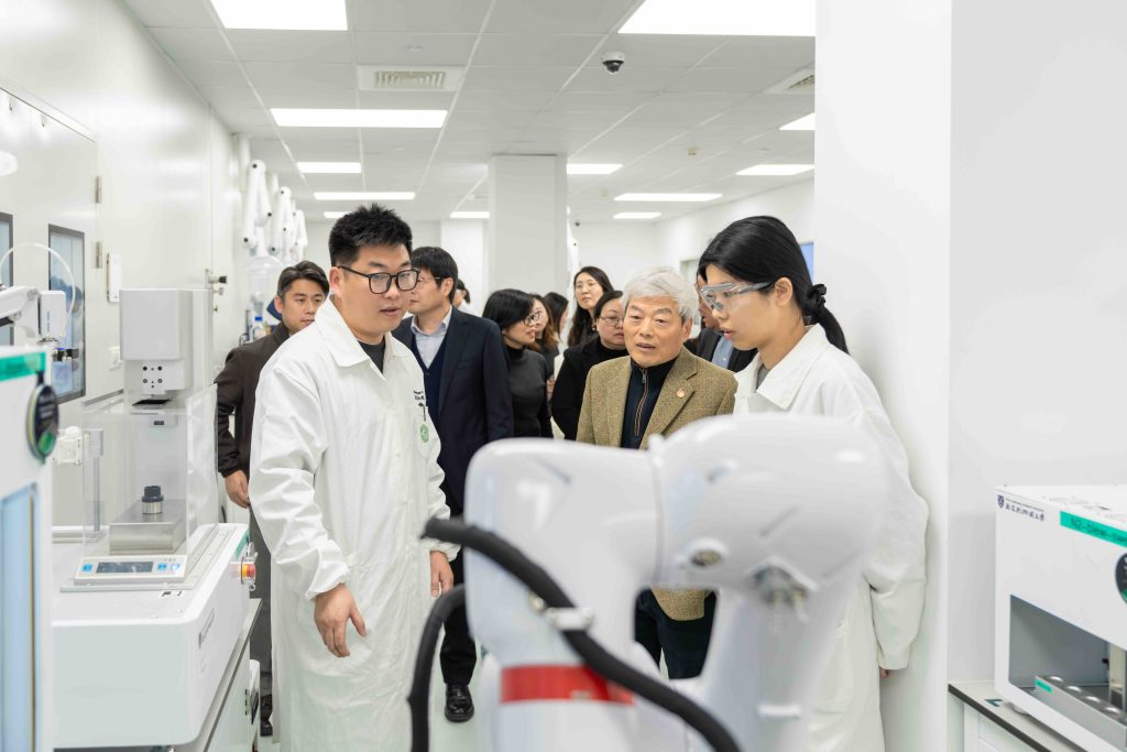 西浦人工智能机器人科学家实验室启用：探索“AI驱动科学发现”的新范式