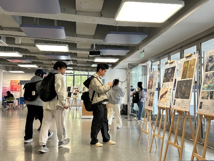 “AI时代的文明对话”展览开幕 西浦课程改革探索AI与人文教育融合