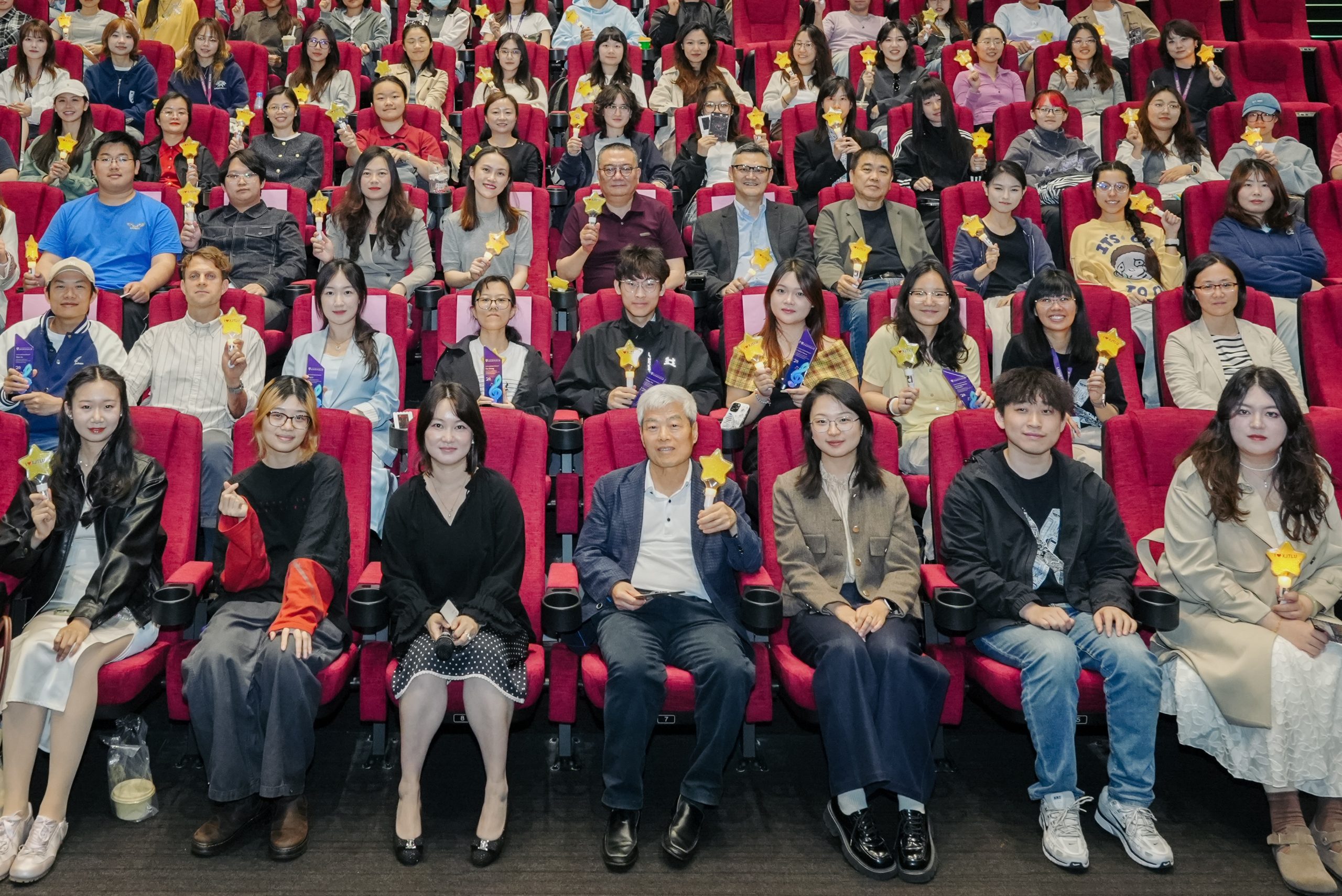 校歌点映专场举行：致敬每一位共创者