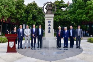 贺西浦建校20周年 西安交通大学赠送“饮水思源碑”