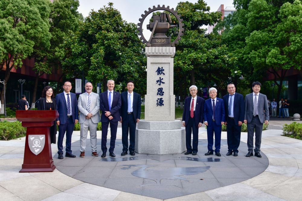 贺西浦建校20周年 西安交通大学赠送“饮水思源碑”