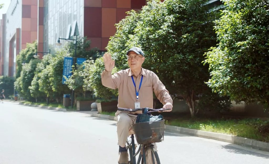 在一所年轻大学里，重新教数学
