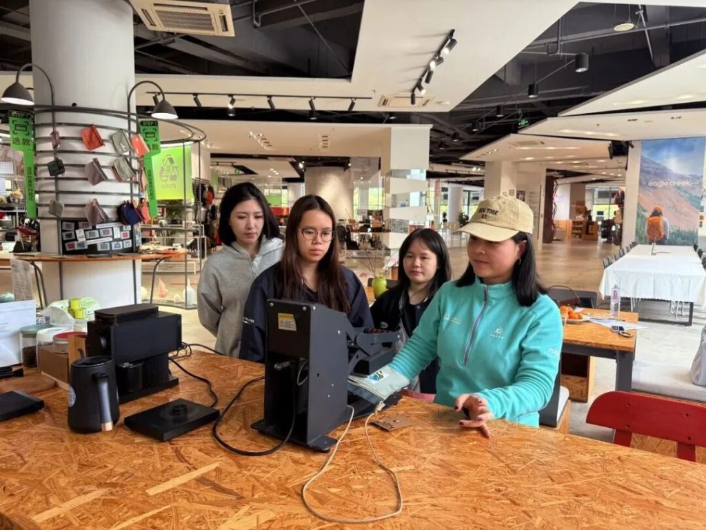 西浦商务中文课走进UTC行家开展实地教学