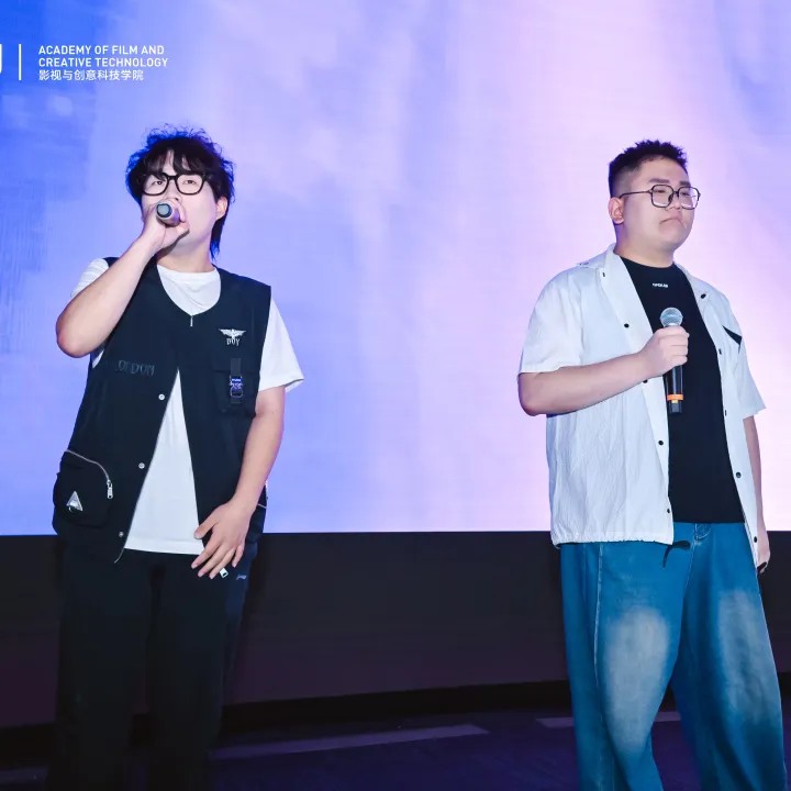 学生在颁奖典礼上演唱歌曲