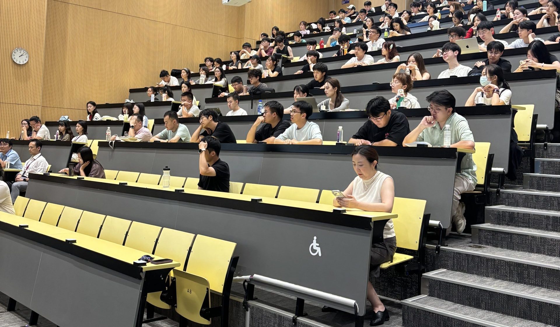 Hello, New Students! A Successful Induction for the School of Mathematics and Physics 2026 Master's Cohort