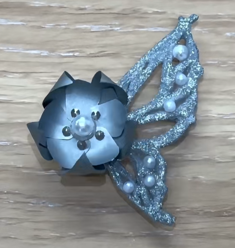 Pulse - AI Powered Temperature Sensitive Transformable Brooch