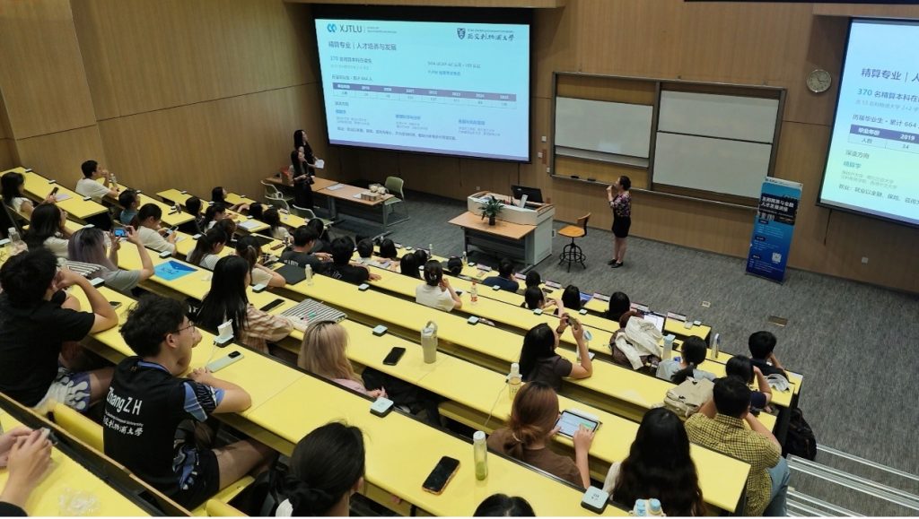 数学物理学院举办精算与金融人才发展讲座 携手友邦共建教学实践基地