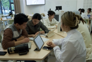 她把职场“折叠”进课堂：一位口译老师的产业背景如何让学生赢在AI时代