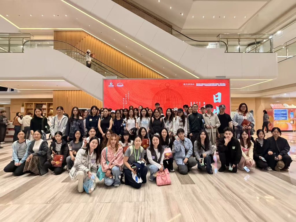 从台前到幕后：人文社科学子走进苏州保利大剧院，探索舞台背后的职业世界