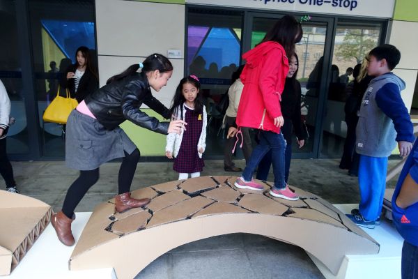 XJTLU architecture students build bridges for children