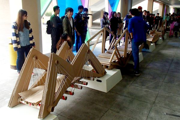 VIDEO: Architecture students’ cardboard bridge-making project