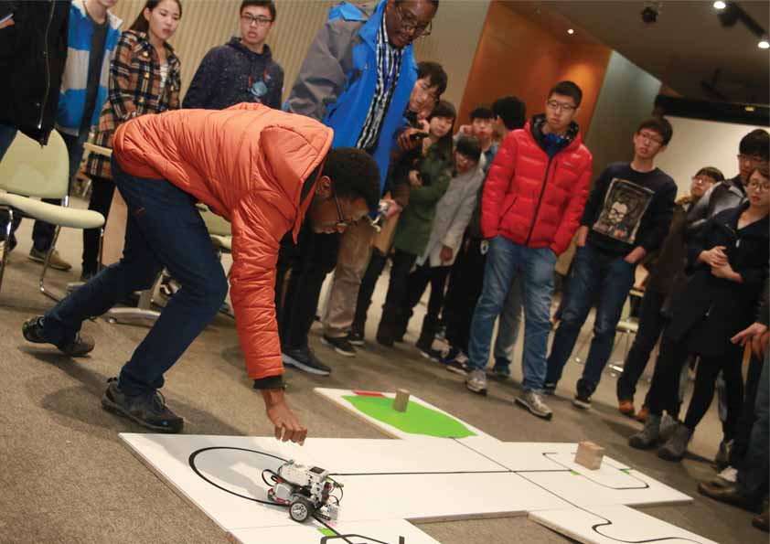 跨院系近五百学生竞逐年度“乐高机器人测试”