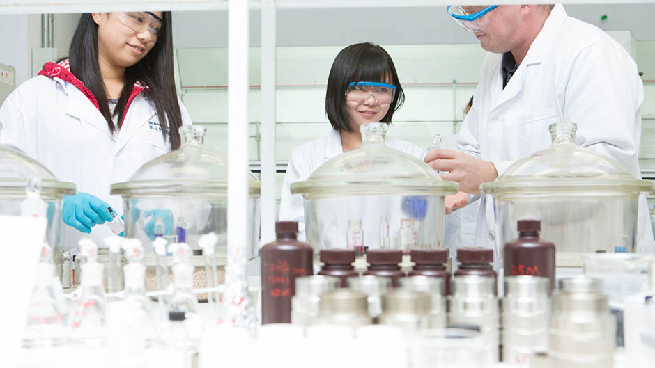西浦成为国内首个获得英国皇家化学学会认证的中外合作大学