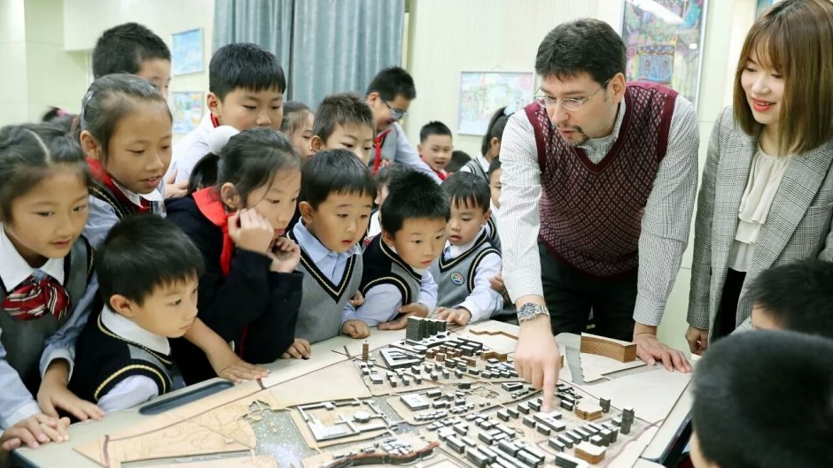 Academic staff member introduces urban planning to local children
