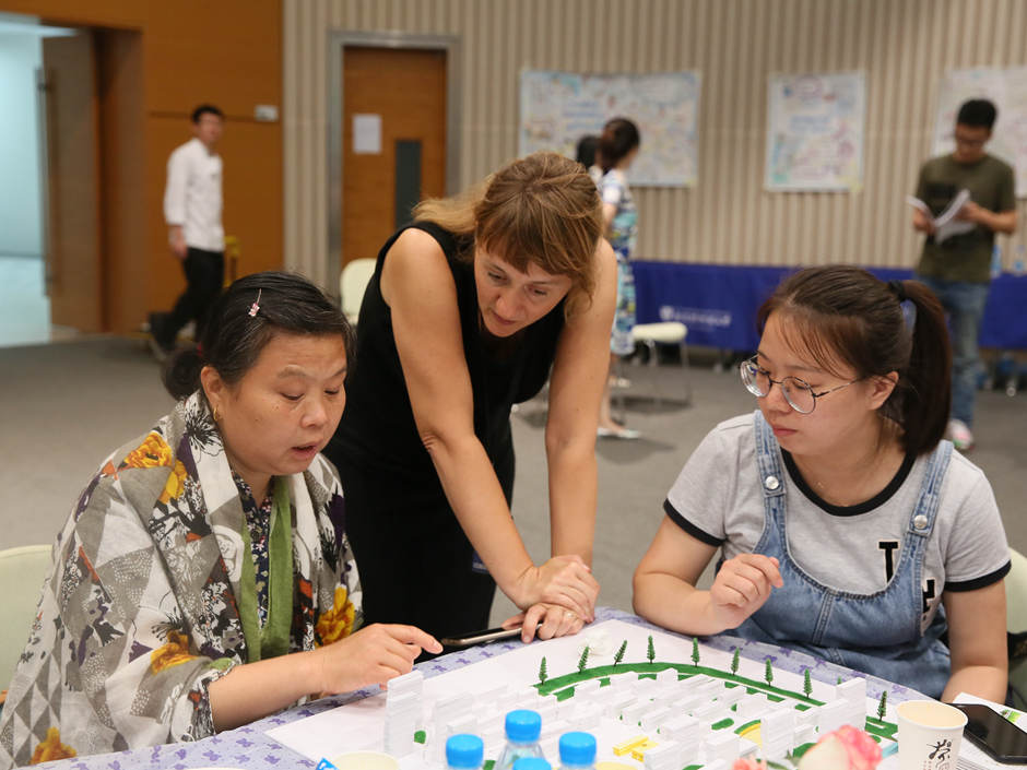 Residents discuss community planning with XJTLU staff and students