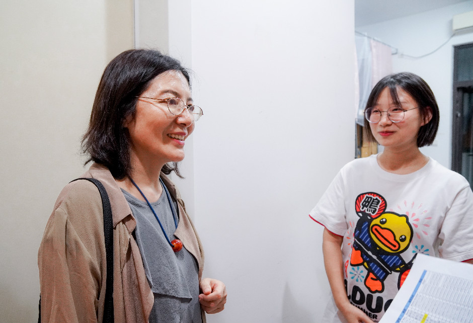 钞秋玲副校长走访学生宿舍 关怀了解学生学习生活