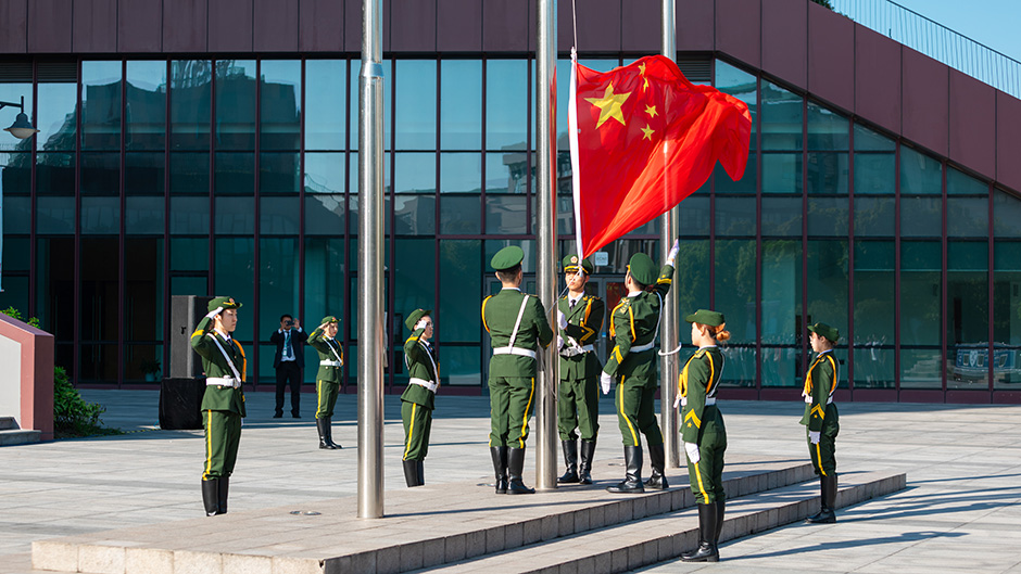 喜迎新中国七十华诞 西浦举行升国旗仪式