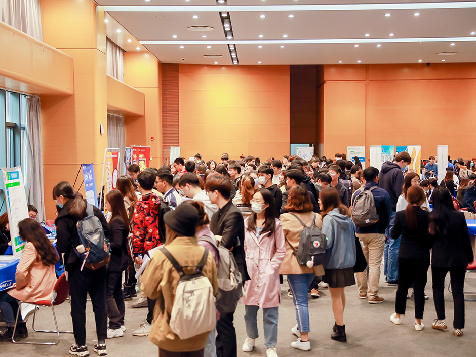 XJTLU hosts its largest spring career fair to date