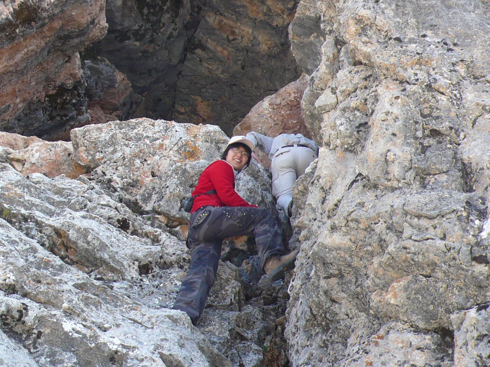 Juan Li climbing